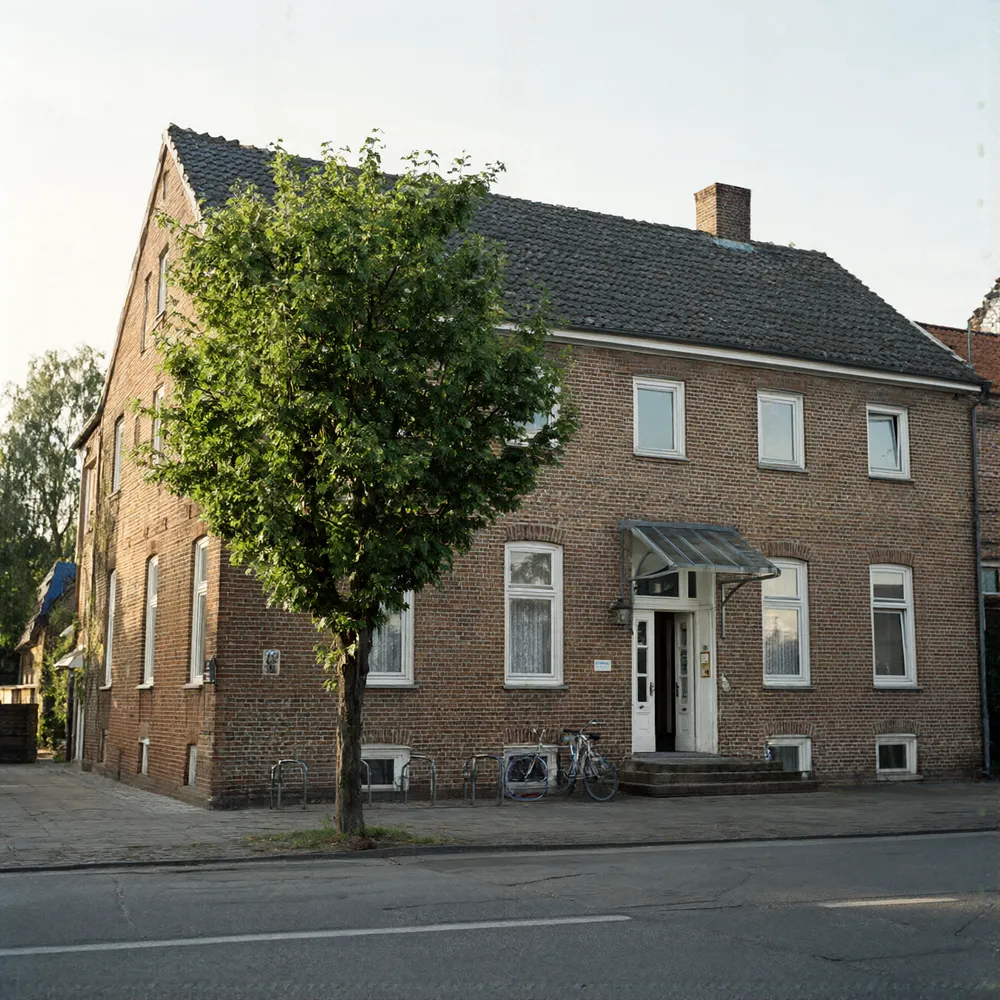 Backsteinhaus mit Linde vor dem Eingang